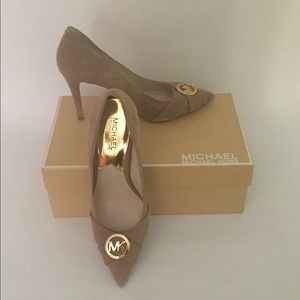 Taupe/Tan Michael Kors pumps